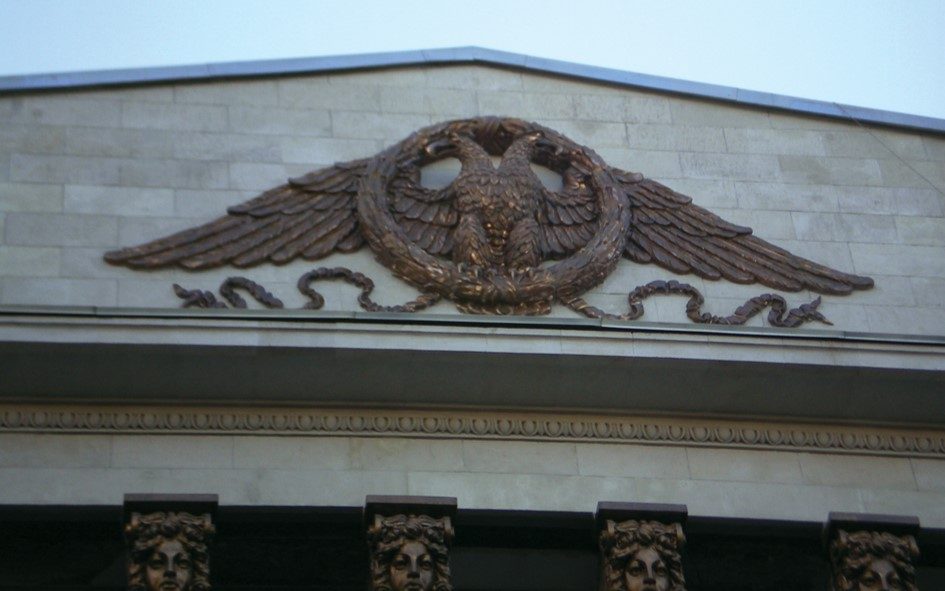 Аттик здания с воссозданной гербовой композицией